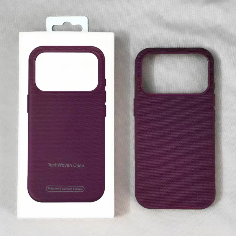 Luxuriöse, offizielle Technologie-Stoffhülle mit Magnetfunktion für iPhone 18 Pro, 17 Pro Max, kompatibel mit MagSafe, Original-Technologie, strukturierte Rückseite. – Detail 9