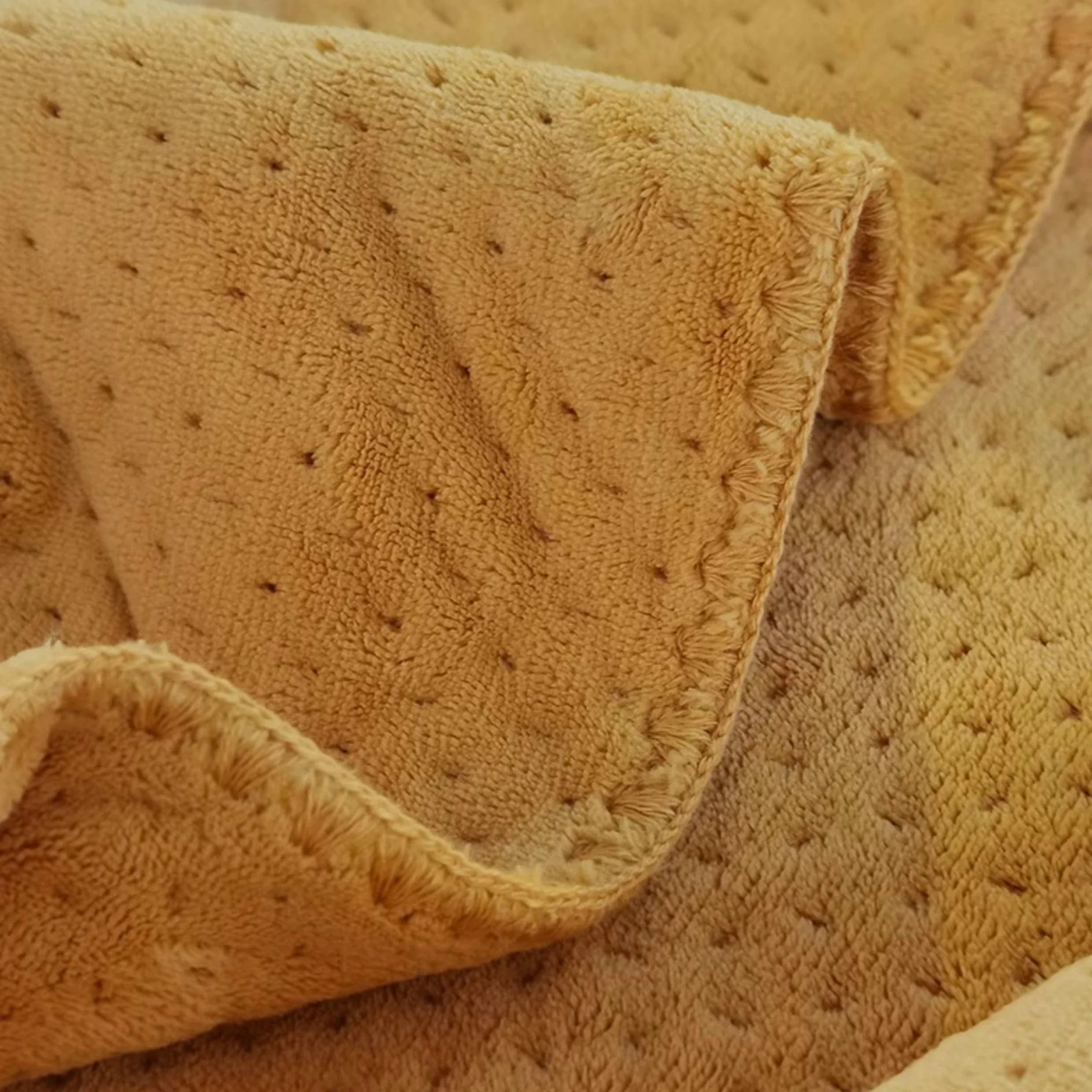 Cat-Cuddling Blanket Milk Velvet Throw Blanket  Warm Thickened Coral Fleece Blanket Suitable for Bed Naps Sofa Ideal for Winter