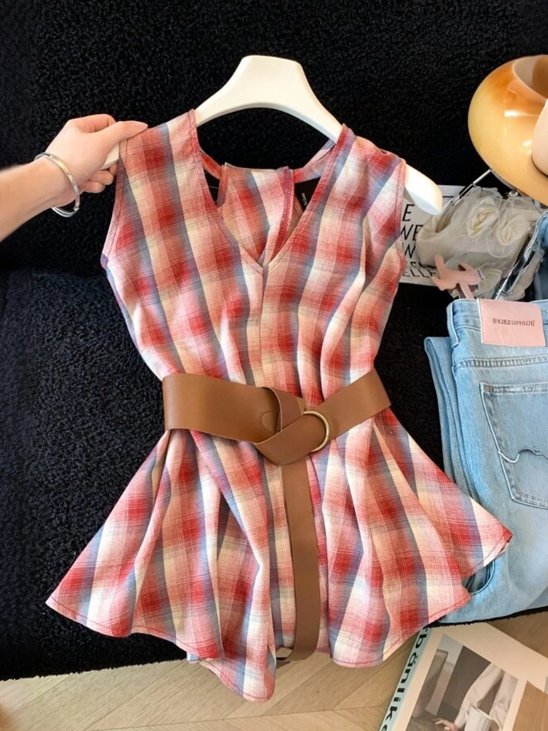 

Retro Hong Kong Style Plaid Neck Hanging V-Neck Sleeveless Women's Vest Summer 2026 New Belt Waist Design Breathable Top