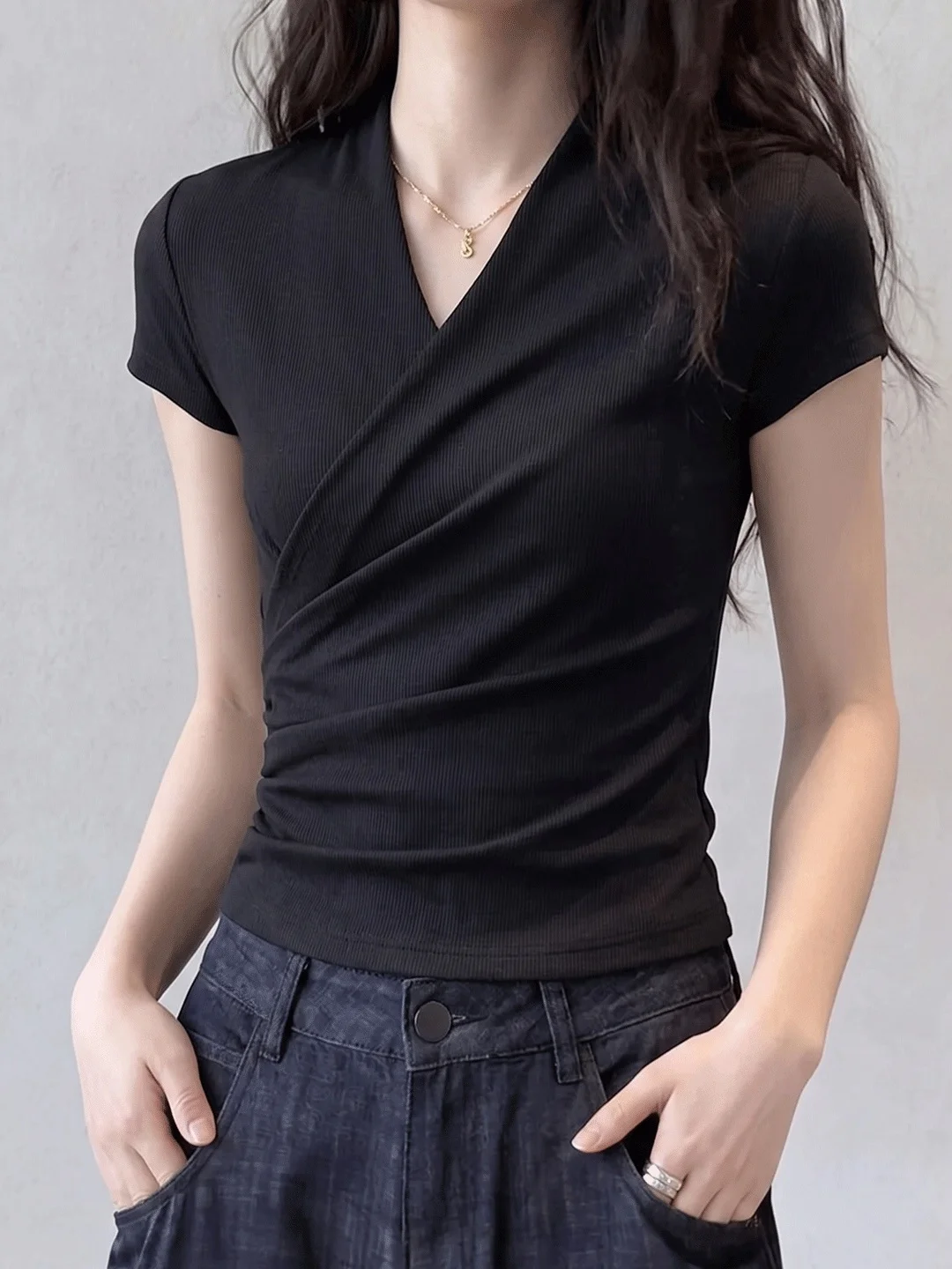 

Elegant V-Neck Crossed Slim Fit T-Shirt Versatile Summer Casual Wear Elegant All-Match Top High-End Feeling Ladies' Fashion