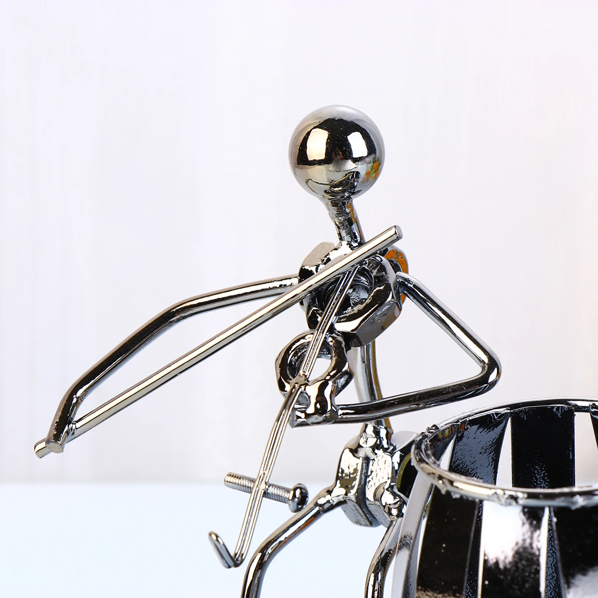 

Violin Desktop Ornament Creative Pen Container Metal Pencil Holder Iron Craft Ornament for Office