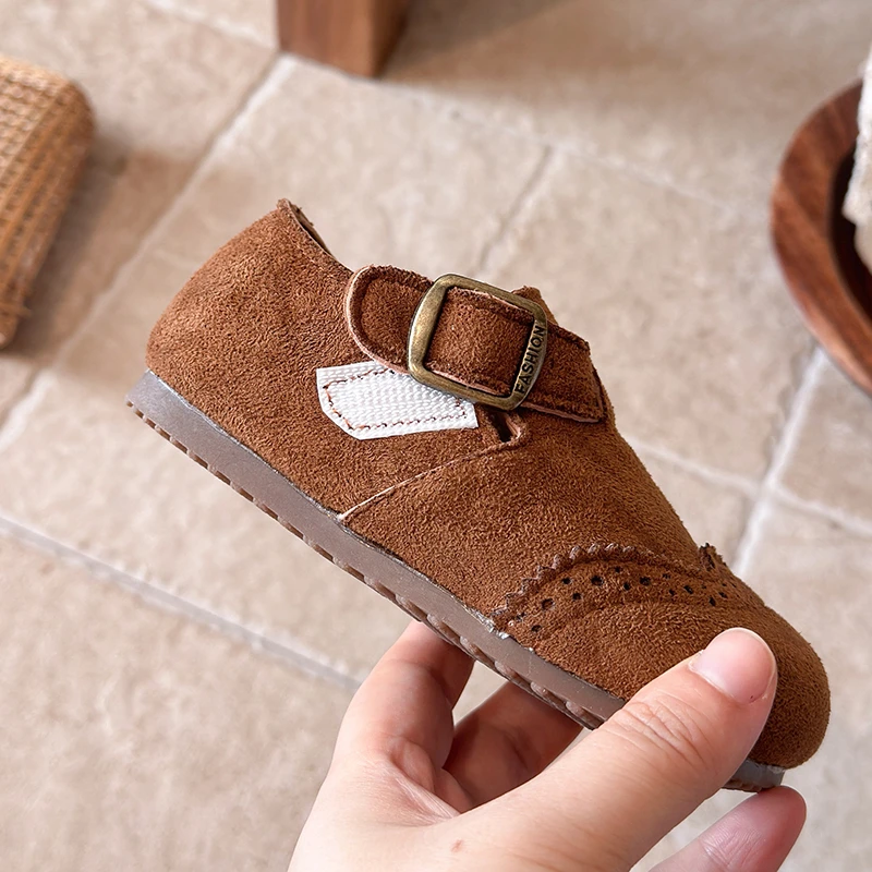 Flache Brogue-Schuhe aus Wildleder für kleine Mädchen, mit verstellbarem Riemen und Schnalle, rutschfester, weicher Sohle, elegante Schuhe. – Detail 8