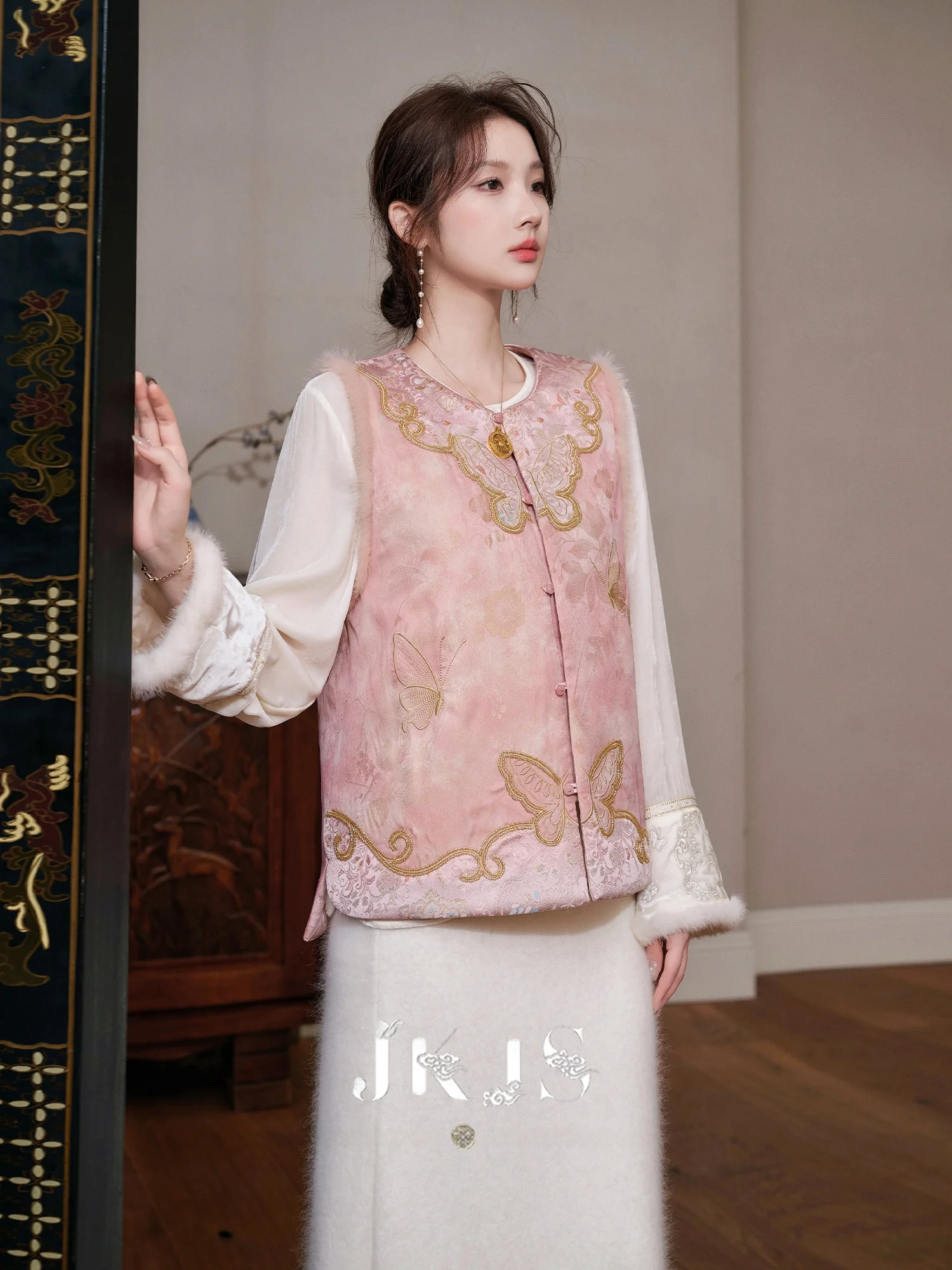 

New Chinese Sle Women's Embroidered Cloud oulder Jaet Warm Winter Cotton Vest Outerwear JKJS Gold Faionable