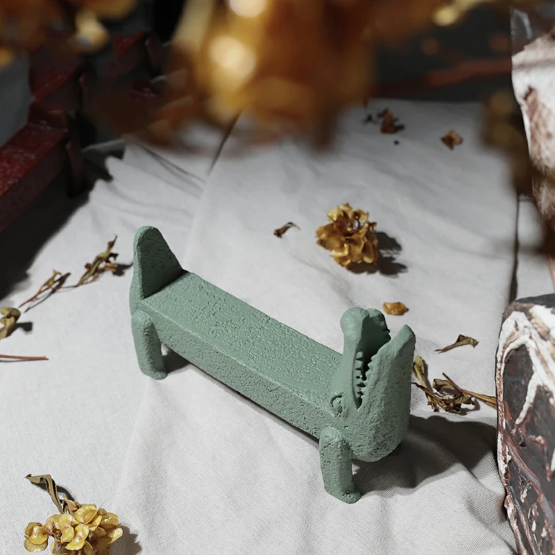 Modern Creative 3 Colors Crocodile Figurines Resin Crafts Desktop Decoration Bedroom Study Pen Holder Placed Living Room Porch - view 3