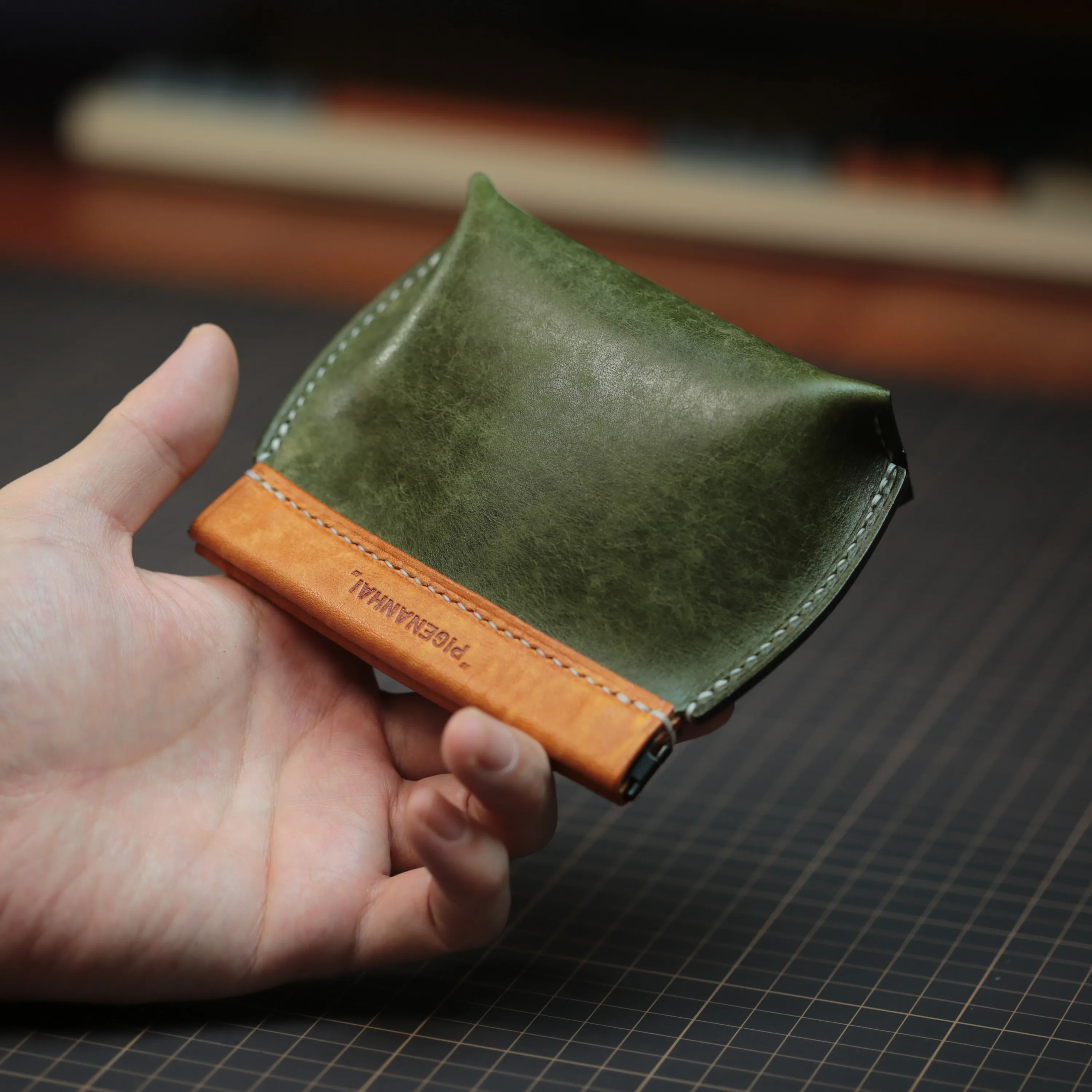 monedero-de-cuero-genuino-vintage-bolsa-de-almacenamiento-portatil-cartera-verde-con-diseno-de-empalmes-regalo-creati