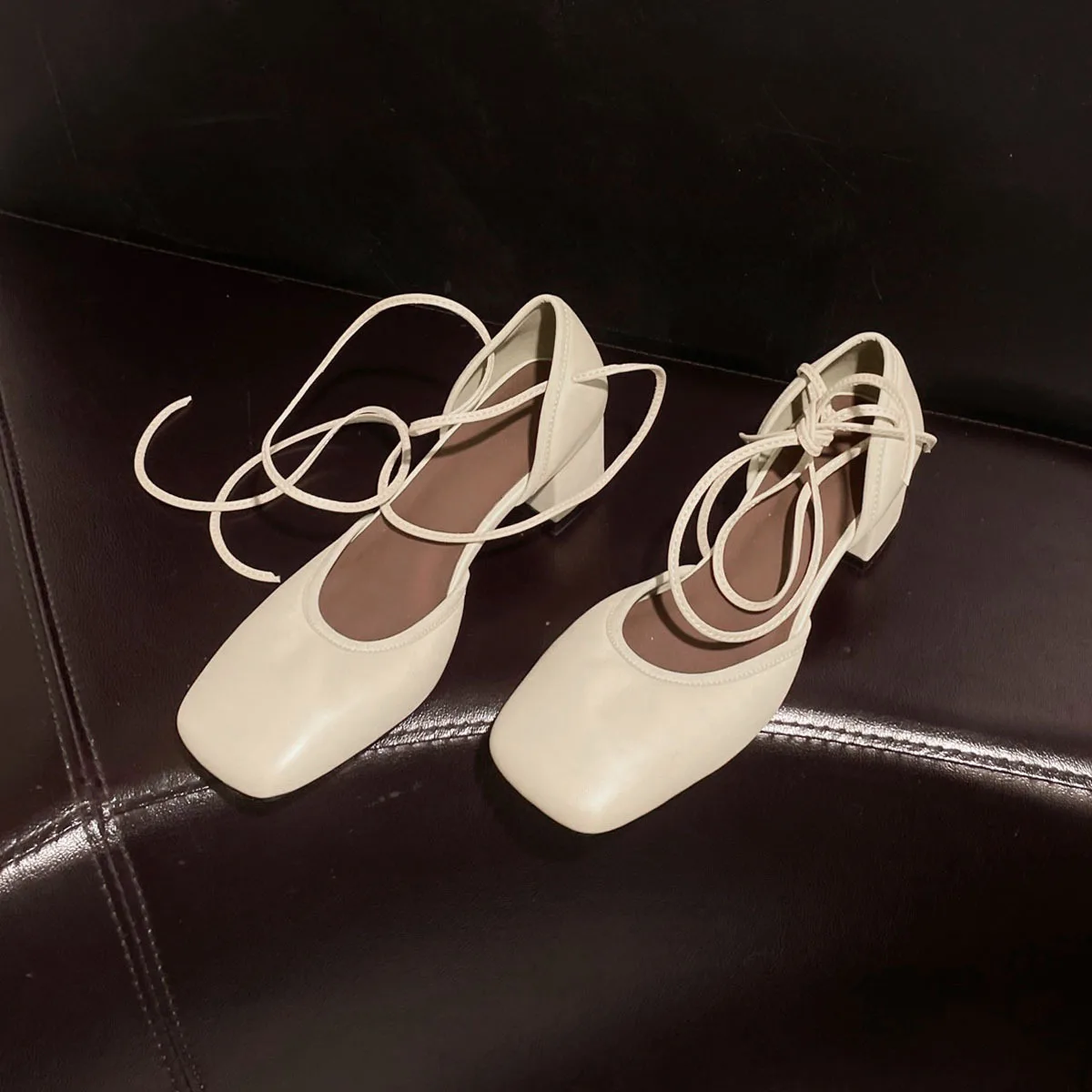 รองเท้าส้นหนาแบบผูกเชือกสไตล์แมรี่เจน หนังแกะ ฤดูร้อน ปี 2025 ของ Arden Furtado หัวเหลี่ยม ส้นหนา แบบโปร่ง ไซส์ใหญ่ เหมาะสำหรับใส่เดินทาง