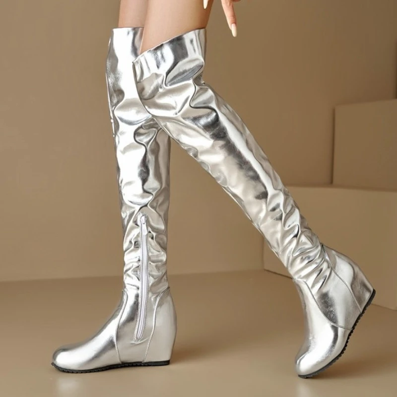 Botas altas de tacón de cuña con cremallera lateral de charol dorado y plateado para mujer, ideales para actuaciones en escenario.
