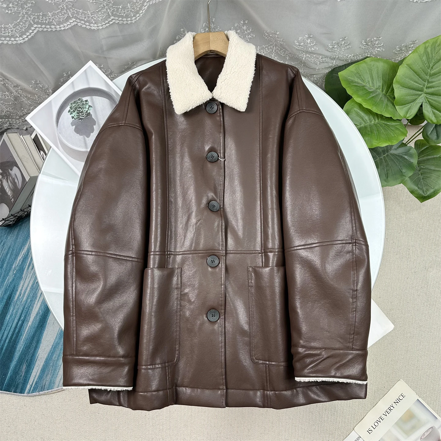 

Экологичная женская зимняя куртка-мокасин большого размера коричневого цвета из хлопка с воротником из шерсти и вставками из протеиновой искусственной кожи