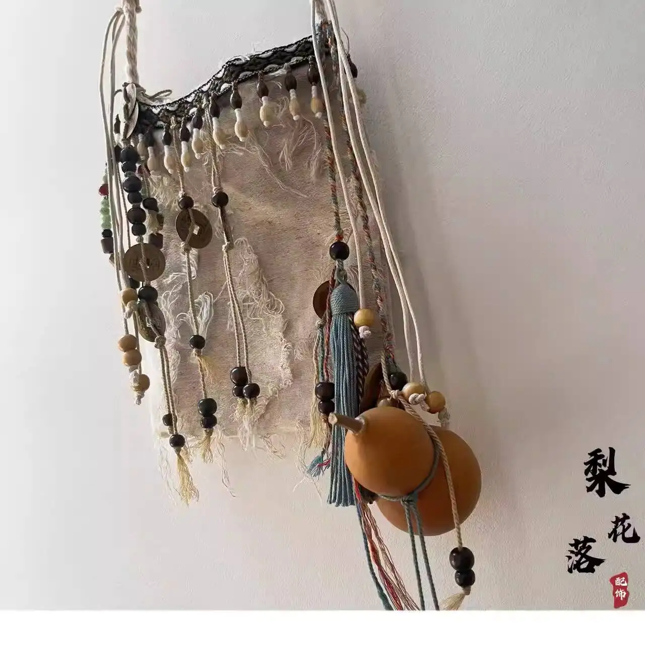 

Новая женская сумка в стиле Ханьфу для боевых искусств, ручной работы, из конопляной веревки, с деревянными бусинами, медными монетами и узором «Реки и озёра», в рыцарском стиле