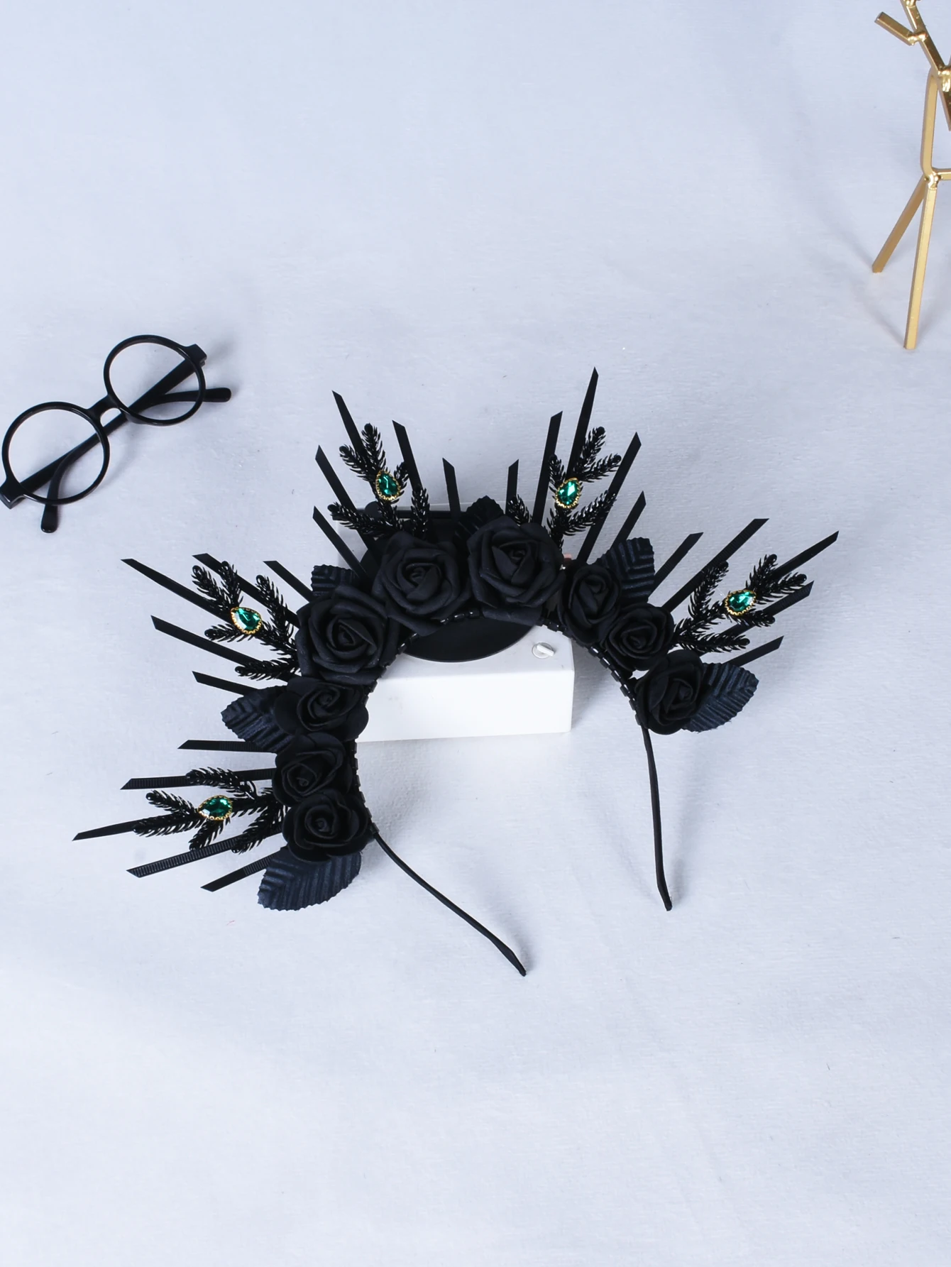 ダークスタイルのリーフローズヘアフープヘッドピース1個。パーティー、フェスティバル、ステージパフォーマンスの衣装やアクセサリーに適しています。