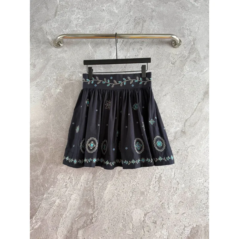 

Черная мини-юбка и топ 2025 года