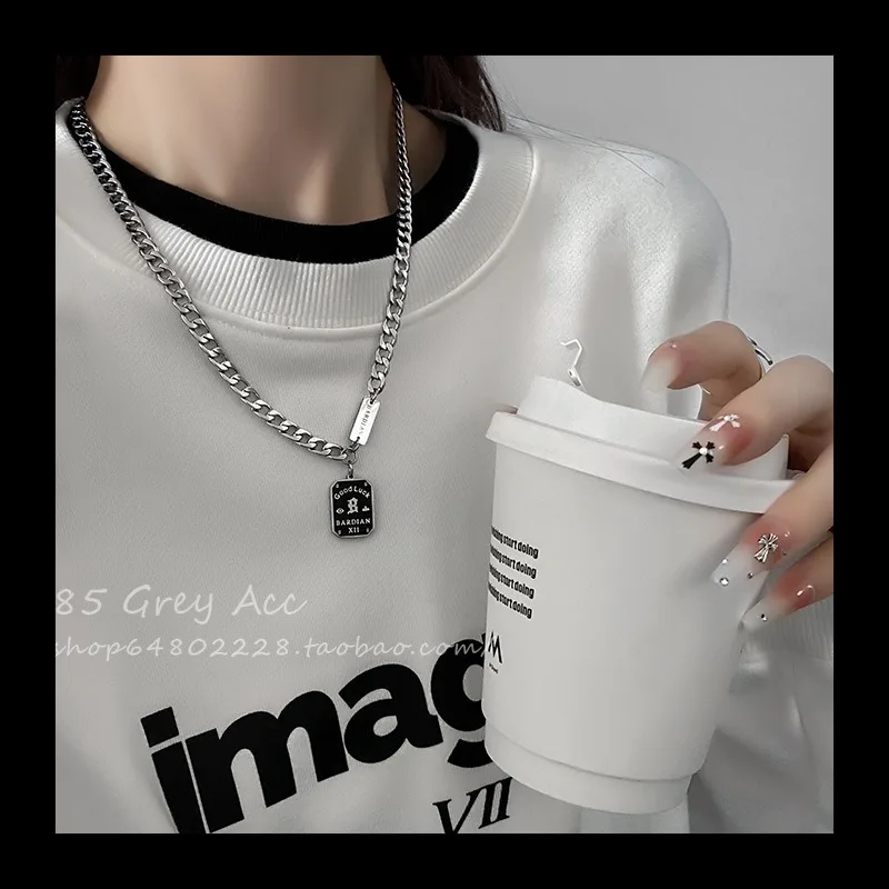 رسالة مربع العلامة التجارية قلادة قلادة المرأة الخريف والشتاء Ins الرياح الباردة سترة سلسلة المتخصصة تصميم الهيب هوب الحلو كول كولا