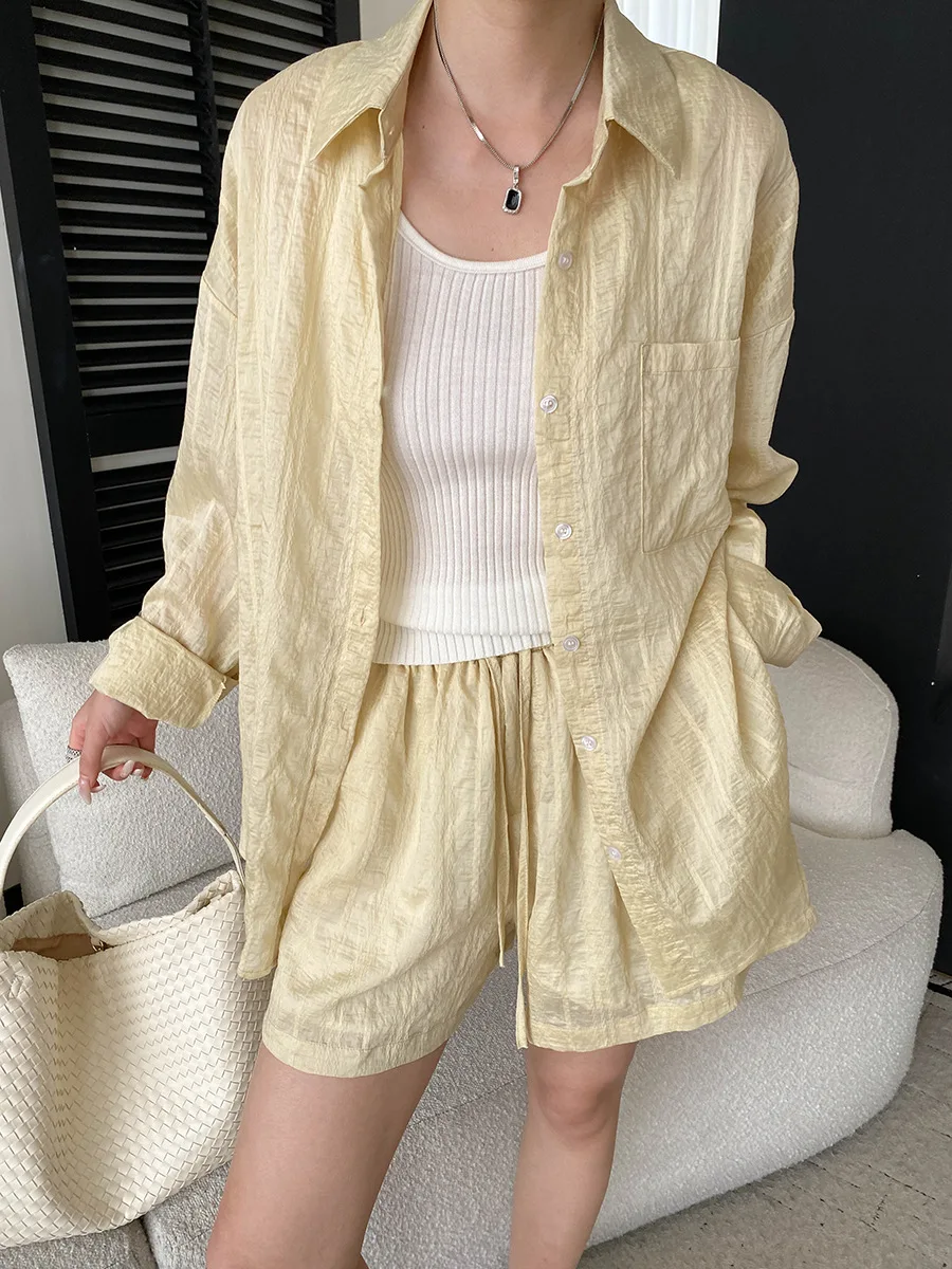 Sommerliches Damen-Set aus leichtem, atmungsaktivem, plissiertem Texturhemd und Shorts in unifarbenem Casual-Stil. – Detail 6