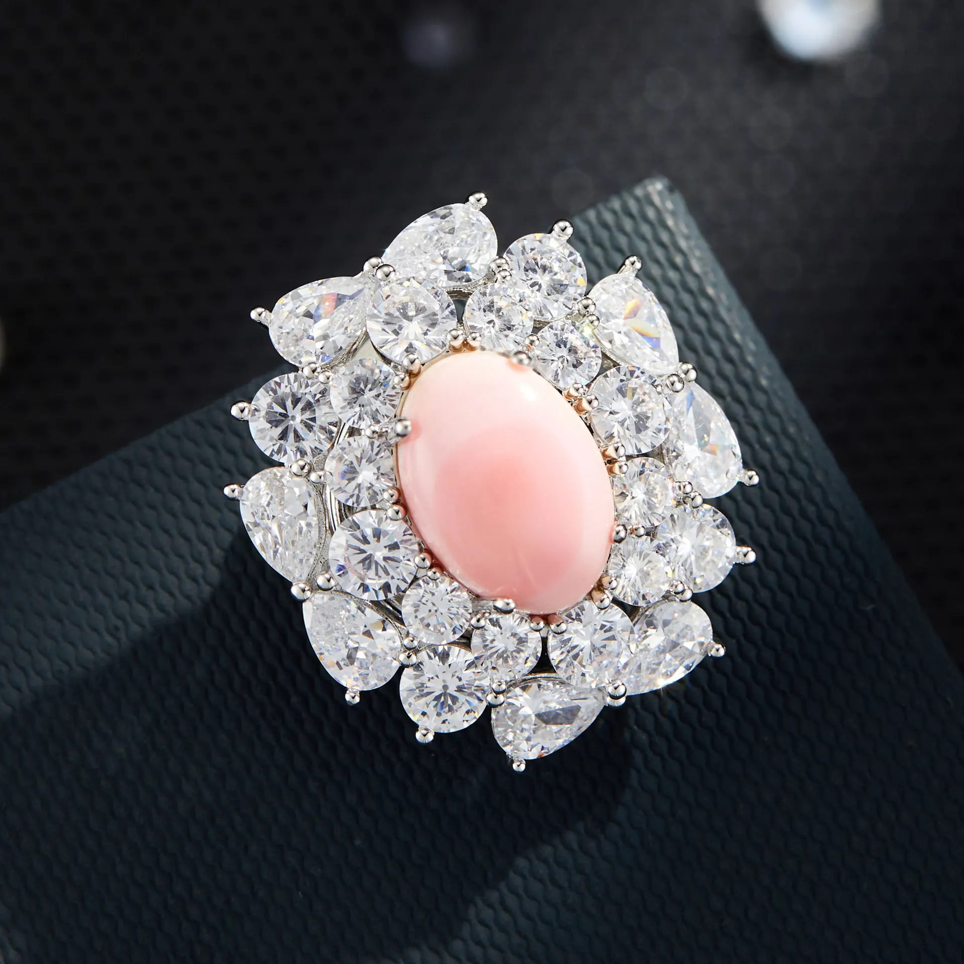 

Pink Queen Shell Magnetic Brooch,Micro-Pavé Zircon Copper Alloy Pin, Strong Magnetic Clasp
