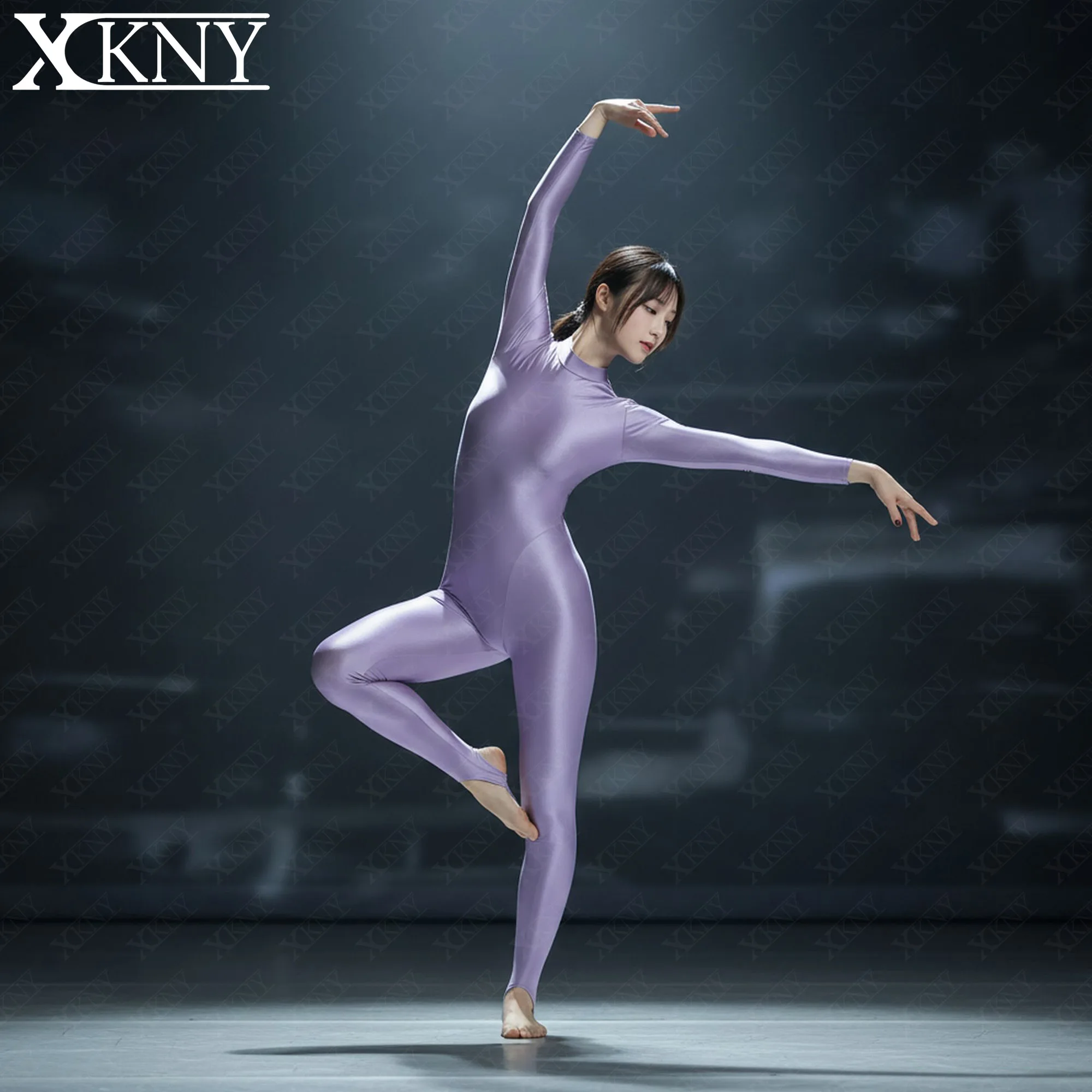 

Глянцевый атласный комбинезон XClocKNYoung с высоким воротником, молнией, длинными рукавами и V-образным вырезом на бедре. Глянцевый атласный леотард.