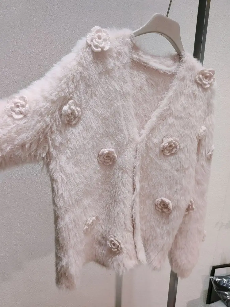 Damski kardigan z dzianiny z dekoltem w serek, jednolity kolor, z efektem szczotkowania, na jesień i zimę 2025, sweter z kwiatowym wzorem 3D.