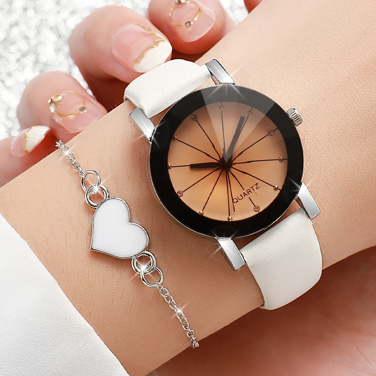 Montre à quartz en cuir pour femme, bracelet en forme de cœur, noir et blanc, 4 pièces par ensemble