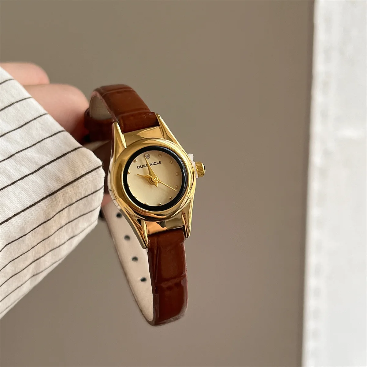 

Французские изысканные женские часы с бриллиантами, женские темпераментные часы в стиле ретро, элитные часы с круглым циферблатом, женские кварцевые часы, подарочные часы