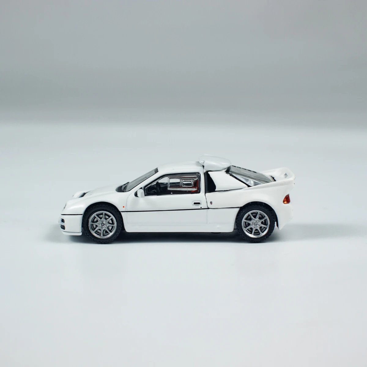 tw-1-64-scale-diecast-alloy-white-ford-rs200-toys-sports-cars-model-classics-nostalgia-adult-gifts-souvenir-static-display