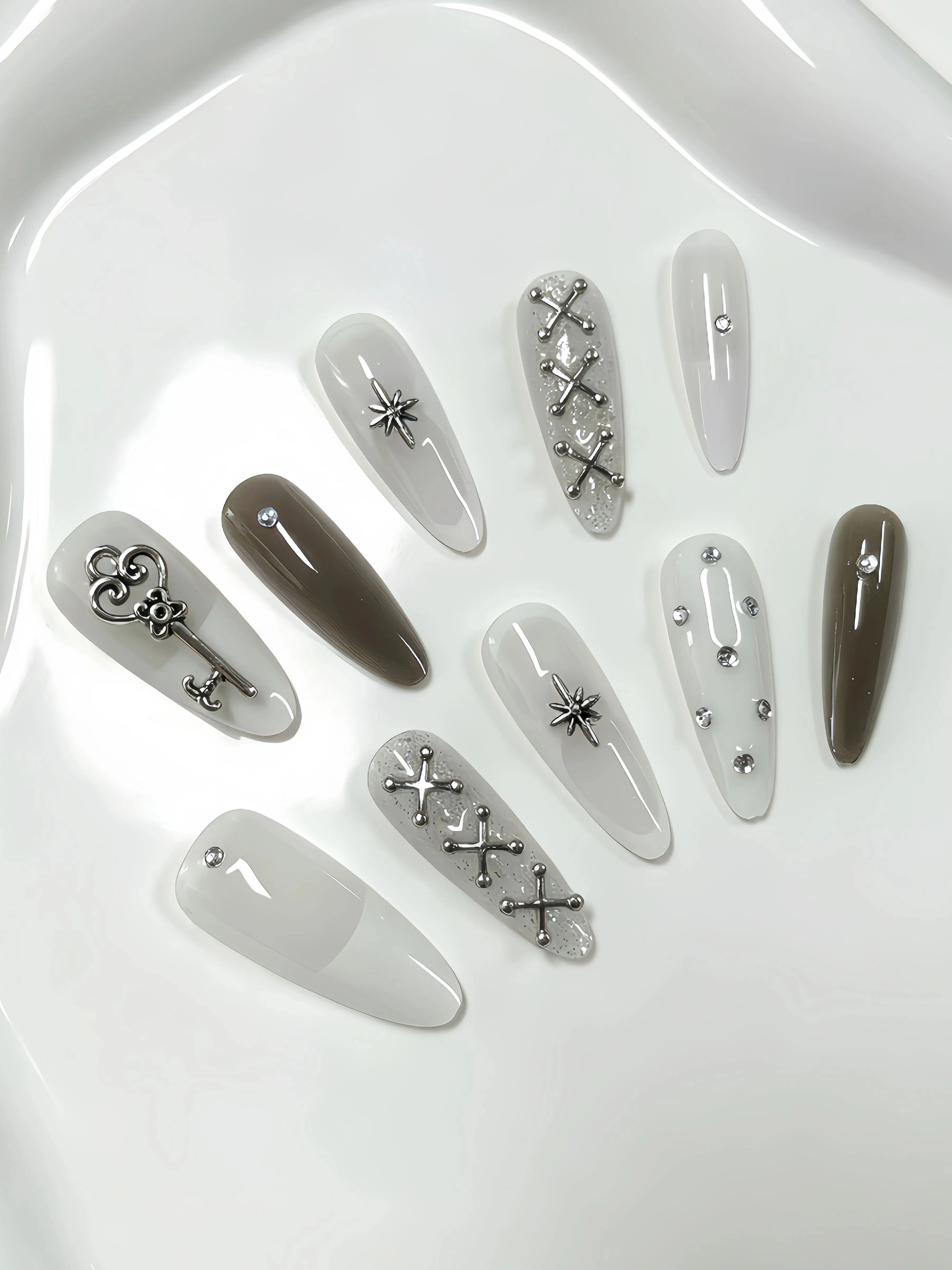 10 faux ongles longs en forme de goutte d'eau, dégradé blanc laiteux et gris clair avec effet œil de chat à paillettes fines, embellissements argentés, strass en forme de clé, croix et étoile, style minimaliste Y2K, autocollants pour ongles inspirés de la mode coréenne et d'Instagram, style luxe léger pour les rendez-vous de couples, sorties, festivals de musique, bars et soirées disco, faux ongles style gothique punk, comprenant une colle gel et une lime à ongles.
