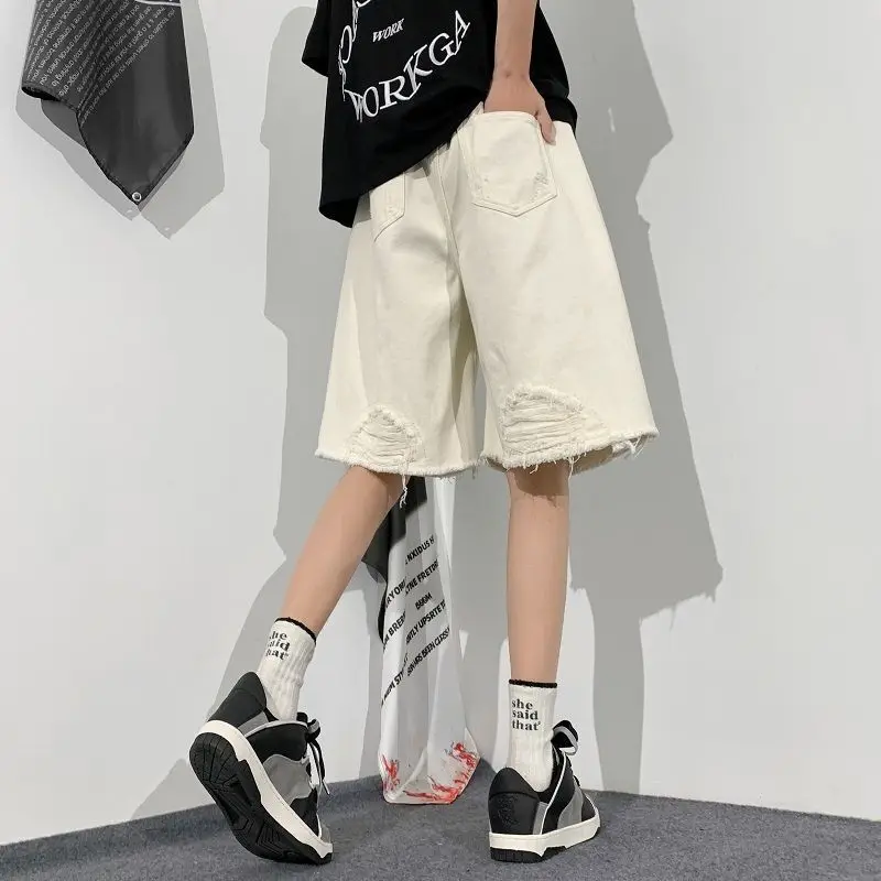 White denim shorts with raw edges and holes for men in summer, American high street trousers, high-end, below-the-knee trousers