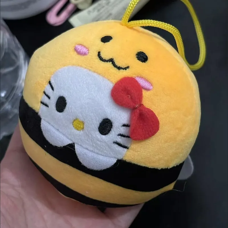 Sanrio Kawaii Hello Kitty peluche jouet mignon abeille série peluche poupée sac à dos pendentif Anime porte-clés fête des filles cadeau d'anniversaire