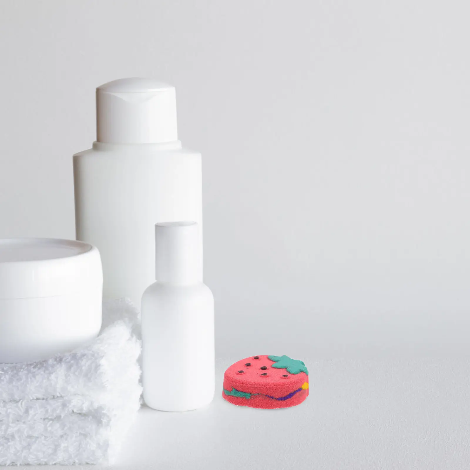 

Креативный клубничный бомбочкообразный шарик для ванны с натуральными ингредиентами для обильной пены и ароматерапии, для ежедневного использования женщинами.