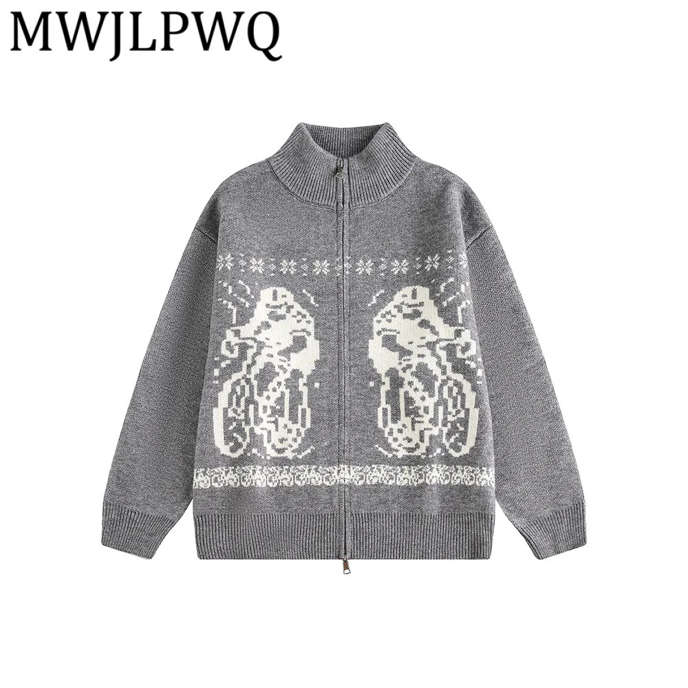 

MWJLPWQ 2025 Осенний новый американский свитер с принтом High Street, мужской простой вязаный кардиган с воротником-стойкой и длинными рукавами, топы 21526