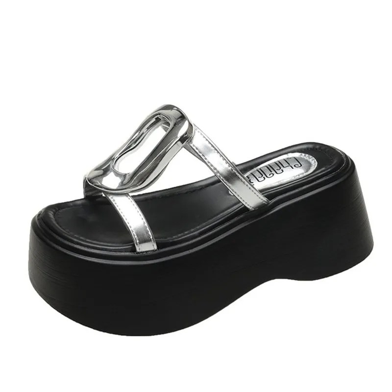 Women Metal Decoration Slippers New Summer Fashion Soft Soled Home Slippers Casual Shoes Beach Sandals on The Outside Flip Flops