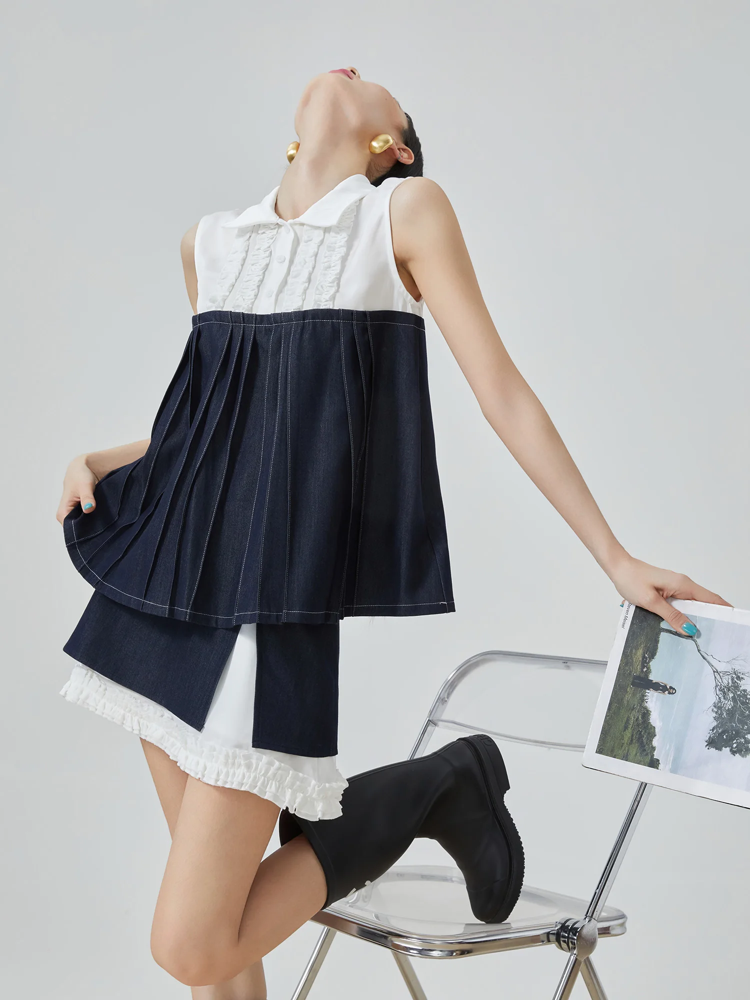 

Повседневный стиль: джинсовый топ с воротником и цветными вставками и кружевная юбка-полусолнце, комплект из двух предметов, без рукавов, модный облегающий ансамбль