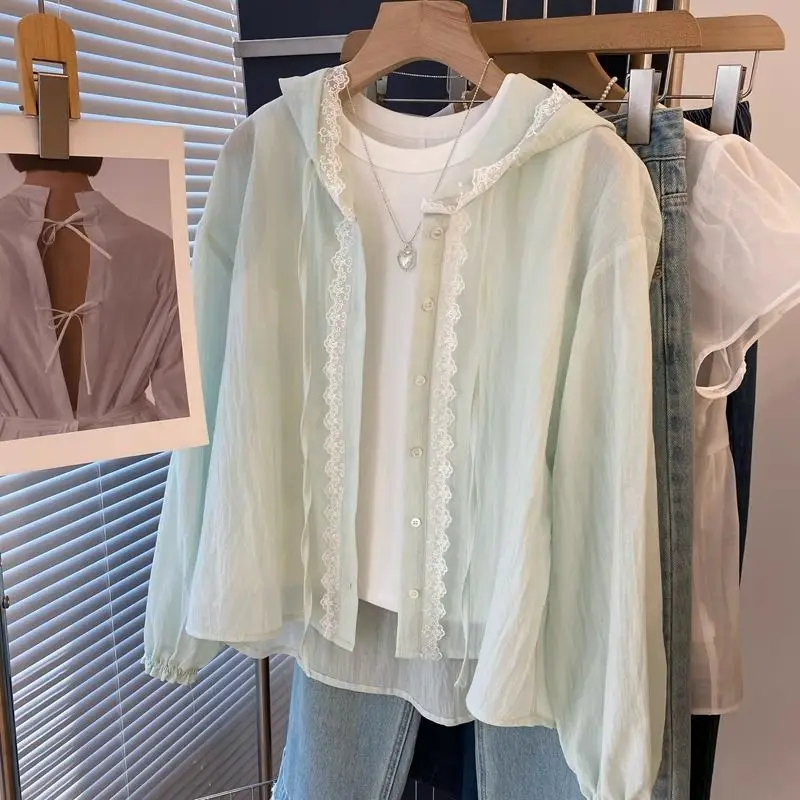 

2025 новый стиль, тонкая хлопковая и конопляная рубашка с капюшоном и кружевными краями, женская летняя рубашка, повседневная свободная солнцезащитная одежда
