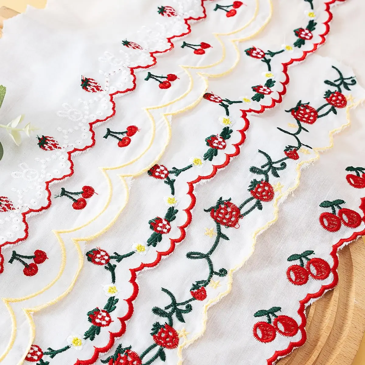 Bonito cereja morango algodão bordado cor renda diy roupas artesanais tecido vestido acessórios