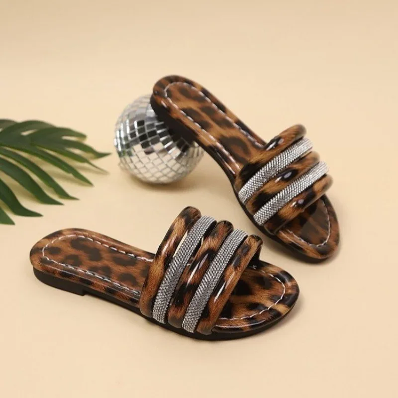 

Летние повседневные шлепанцы с леопардовым принтом и стразами для девочек, открытые сандалии, повседневная обувь, размеры 27-33