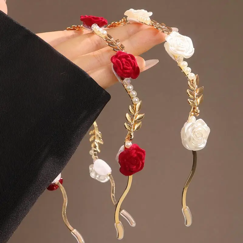 Elegante Rosenblüten-Stirnbänder mit künstlichen Perlen und goldenen Blattdetails für Hochzeiten, Brautpartys und den täglichen Gebrauch. – Detail 12