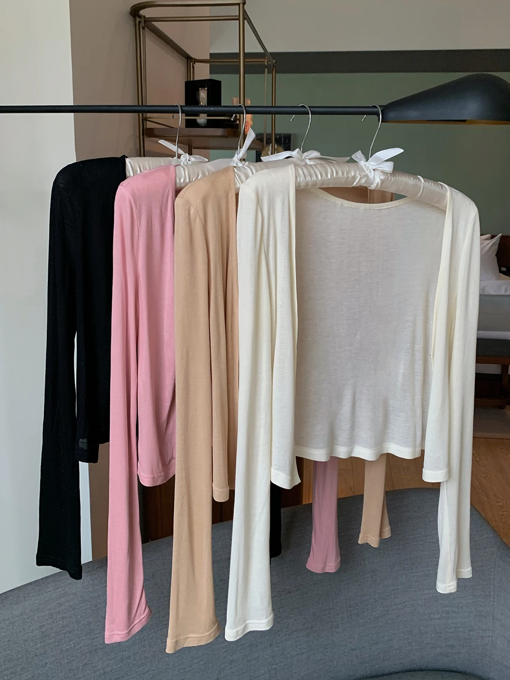 

Swarthy Elegance Summer Ice Sensation Тонкий вязаный кардиган с крыльями шелкопряда Женский универсальный длинный солнцезащитный крем с открытой рубашкой...