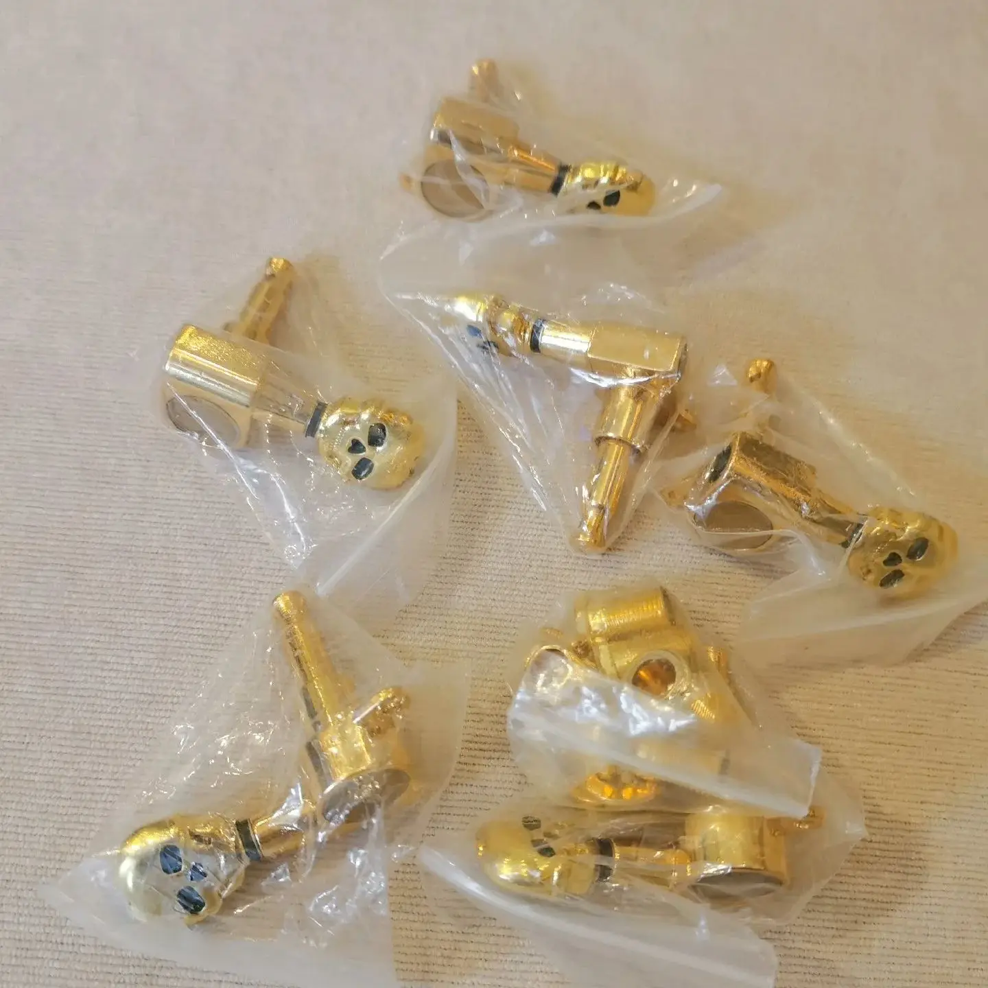 A Set Stock Defective 6R Gold Guitar String Tuning Pegs Set Golden Tuners Machine Heads for Electric Guitar Skull Head Button