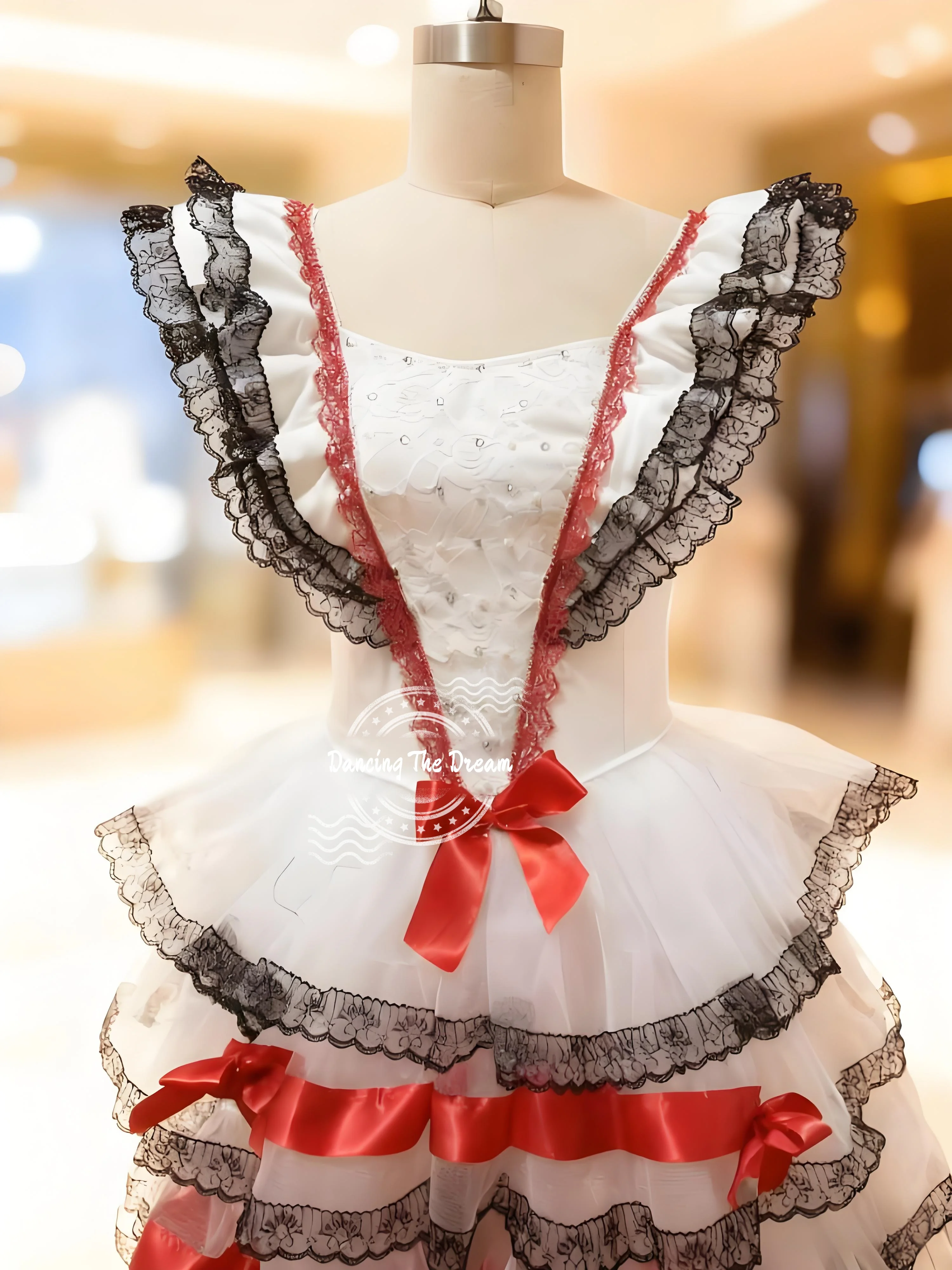فستان باليه متدرج باللونين الأبيض والأحمر والأسود مع كشكشة من الدانتيل