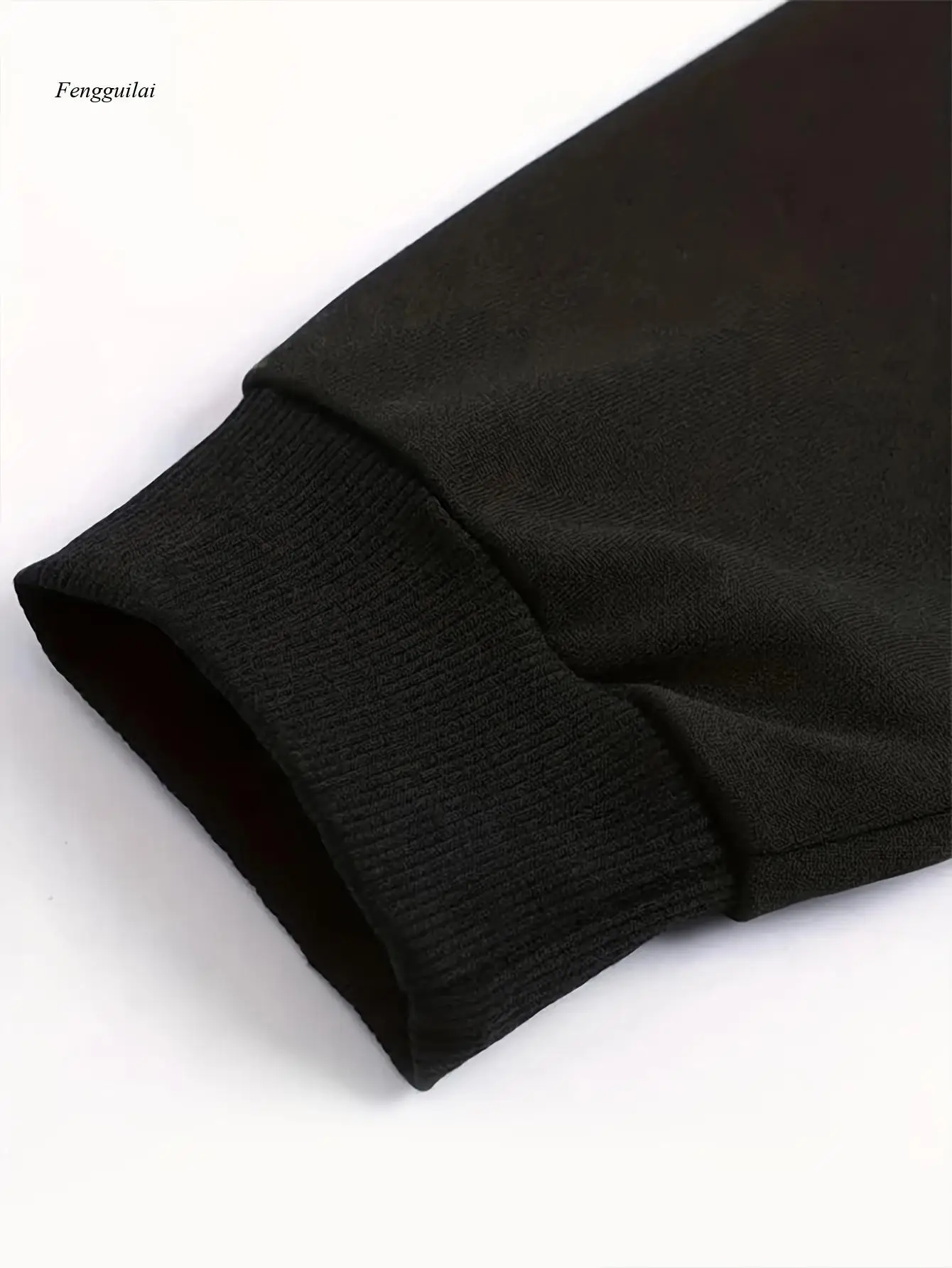 シンプルなデザインのプルオーバーパーカー、スケートボードに乗った牛のプリントが施されており、暖かく快適です。