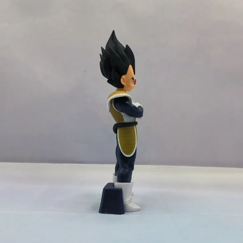 Bandai Dragon Ball Anime Action Figures Super Saiyan Vegeta Tuta da combattimento Modello Desktop Doll Ornament Collection Decorazione Regalo