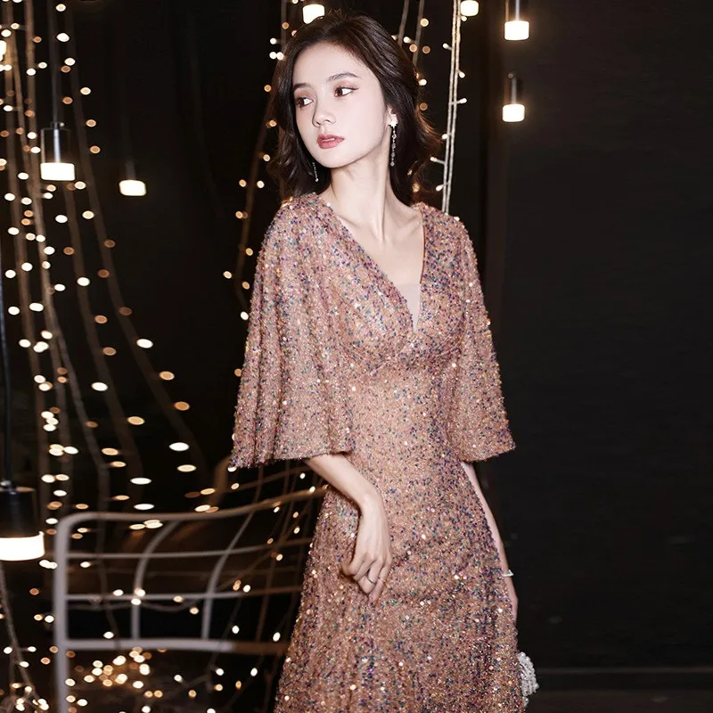 

A new long dress with short-sleeved collar for hosting banquets