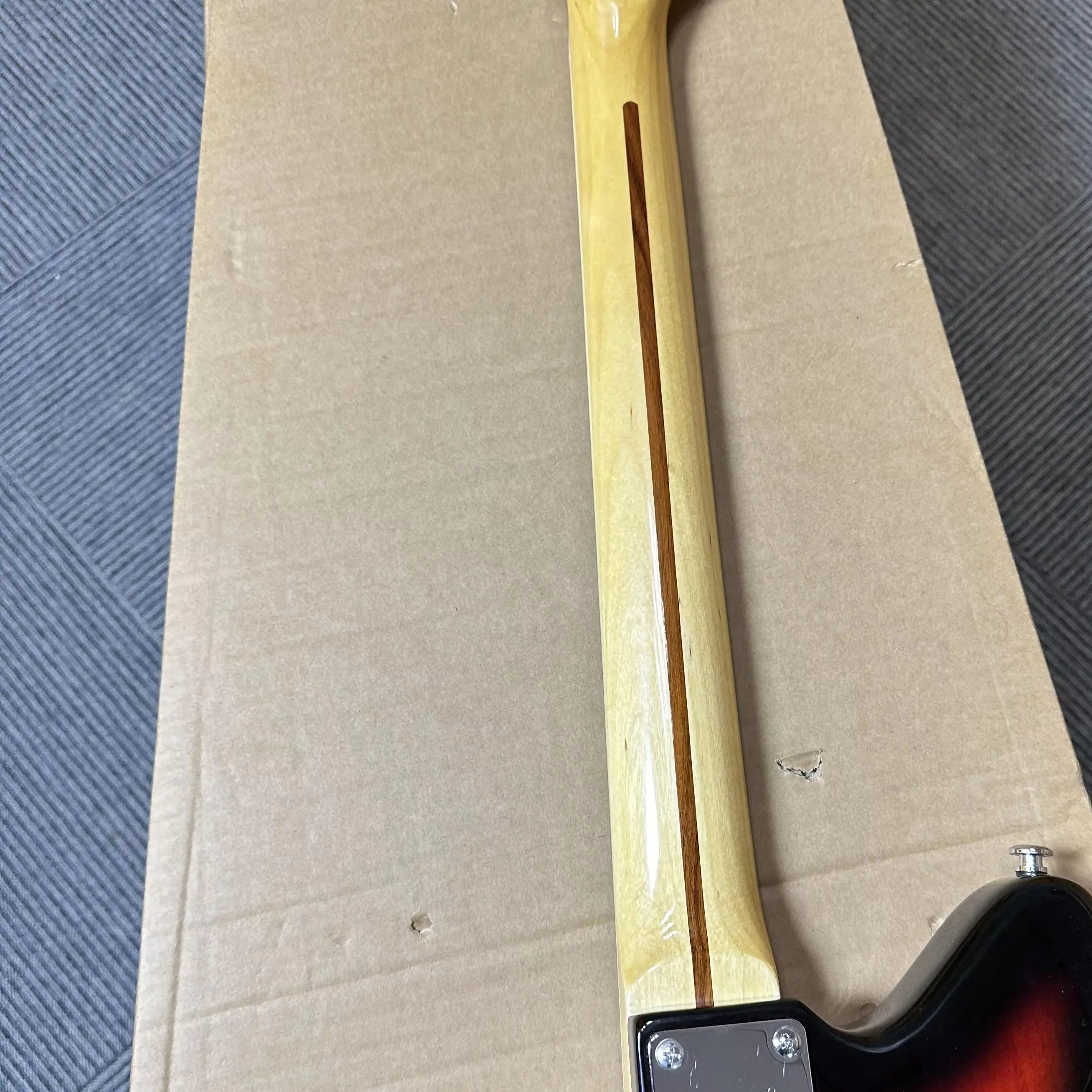 Gitar elektrik dengan bodi mahoni dan leher rosewood, berkualitas tinggi dan pengiriman gratis.