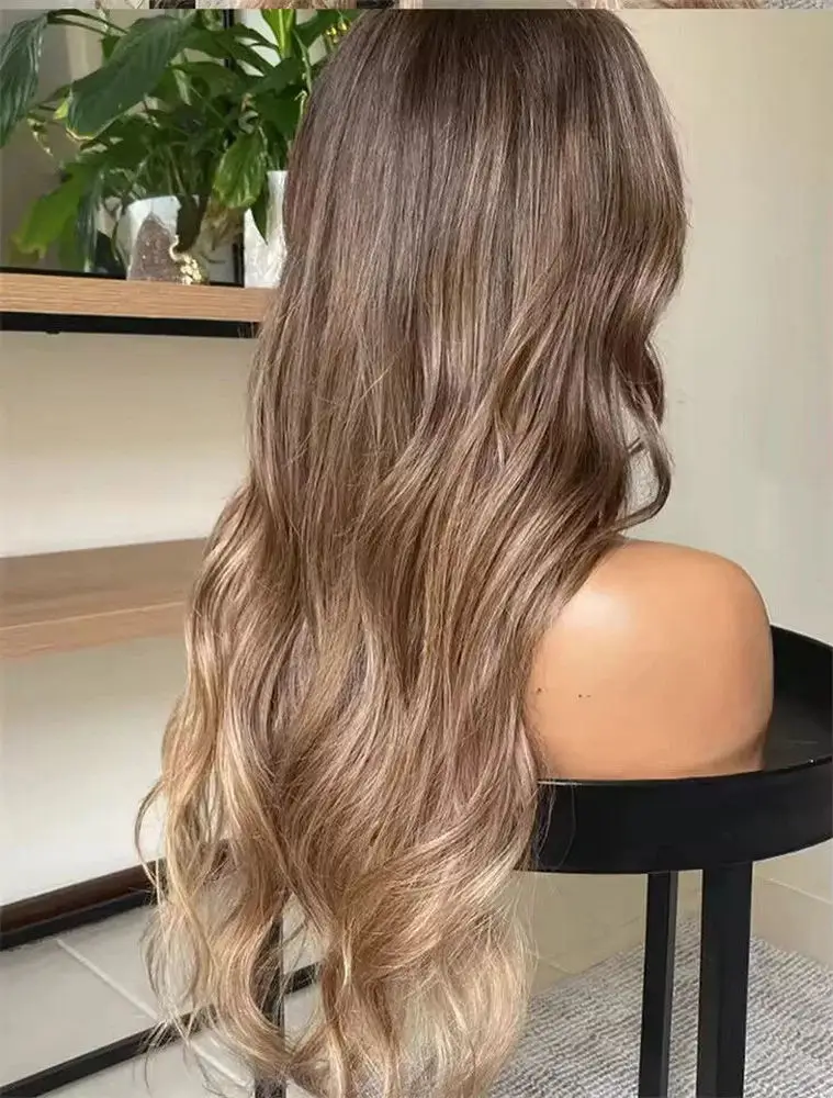 شعر مستعار بني متوسط دافئ مع جذور داكنة، شعر مستعار بدون صمغ، شعر مستعار طويل مموج بدانتيل أمامي، باروكات صناعية للنساء في الجزء الأوسط