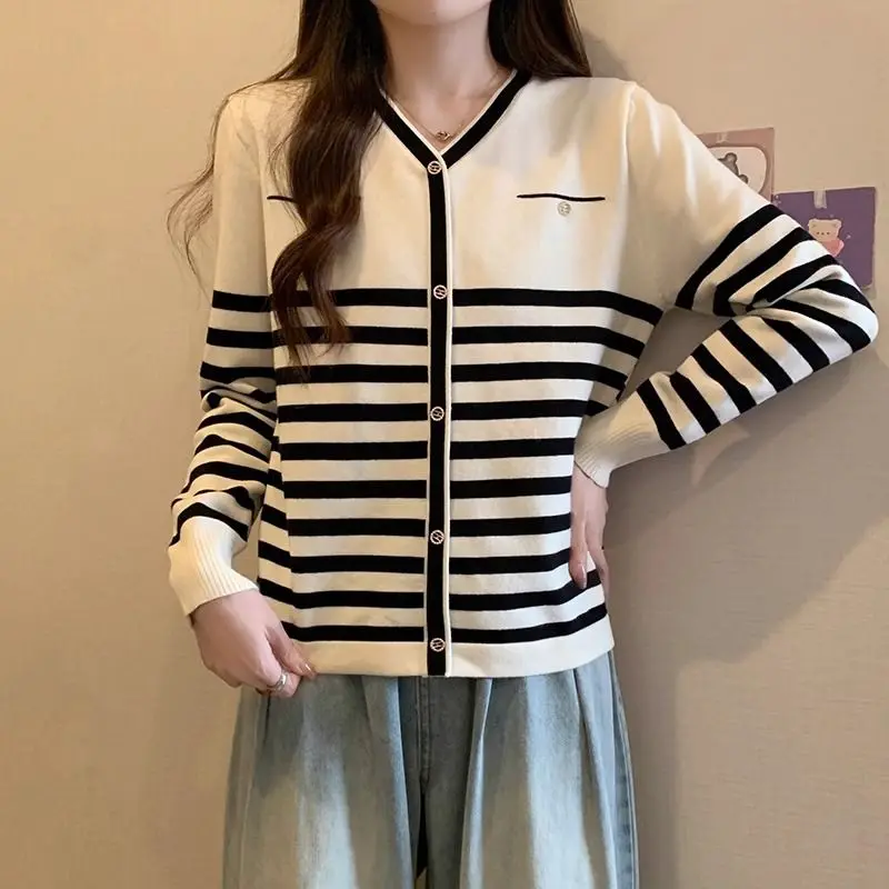 Popular Contrasting Striped Knitted Sweater with a Stylish and Loose Fit Slimming Effect Fashionable Pullover Knitted Base Top