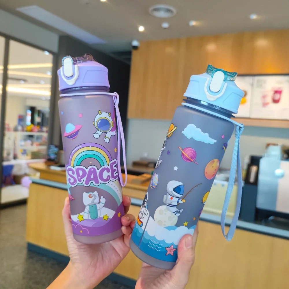 Portable Plastic Astronaut Space Cup with Latch High Quality Student Water Cup Rope Sippy Cup