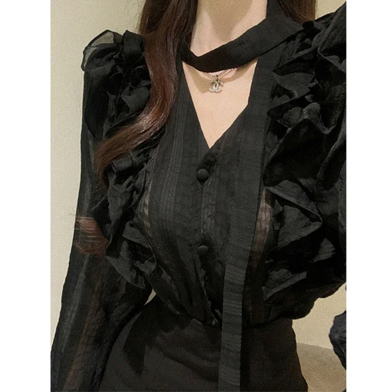 Camisa de diseño con cordones y volantes para mujer, blusa Sexy transparente elegante y elegante, Tops ajustados de manga larga con cuello de pico negro, moda coreana