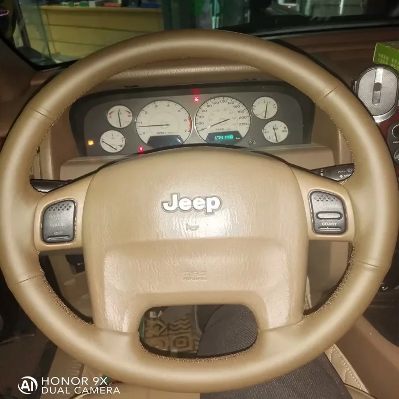 Dostosowany pokrowiec na kierownicę ze skóry bydlęcej w kolorze czarnym do Jeep Grand Cherokee Ręcznie szyty skórzany pokrowiec na kierownicę Napa