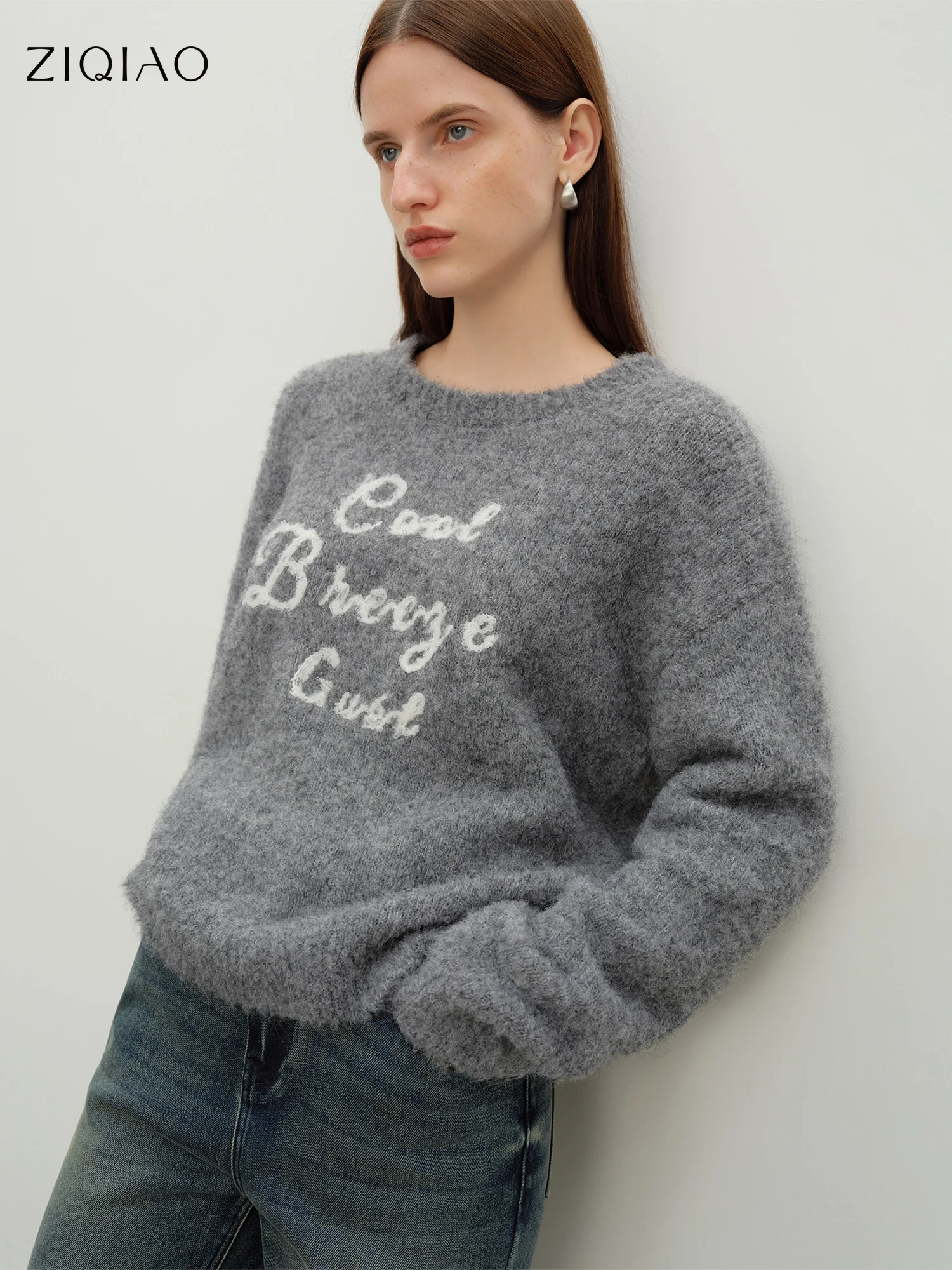 

ZIQIAO LightWarm Petite женский цветной блок с надписью вязаный круглый узор свитер с круглым вырезом и заниженными плечами 2025 зимнее новое поступление