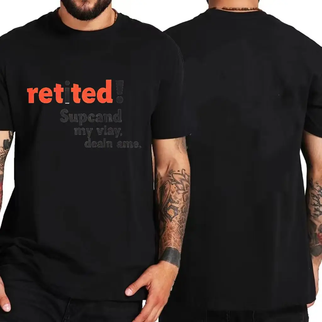 대담한 빨간색 'retited!' 글자가 새겨진 흰색 크루넥 반팔 티셔츠 표시문자 및 검은색 산세리프 'Supcand my vlay.' 딜앤에이엠.