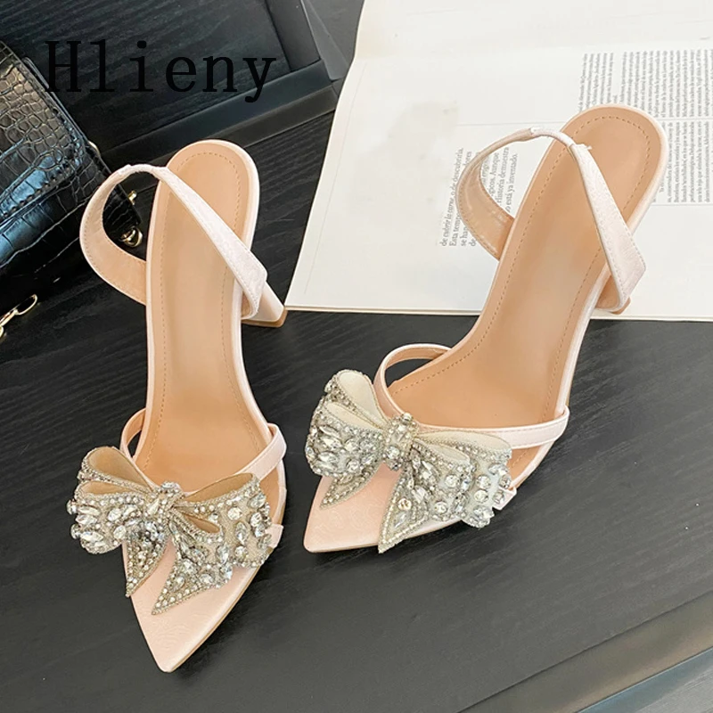 صنادل Hlieny Fashion مفتوحة من الأمام كريستالية بعقدة على شكل فراشة وحزام خلفي للنساء بكعب عالٍ رفيع أنيق للحفلات أحذية صيفية للسيدات