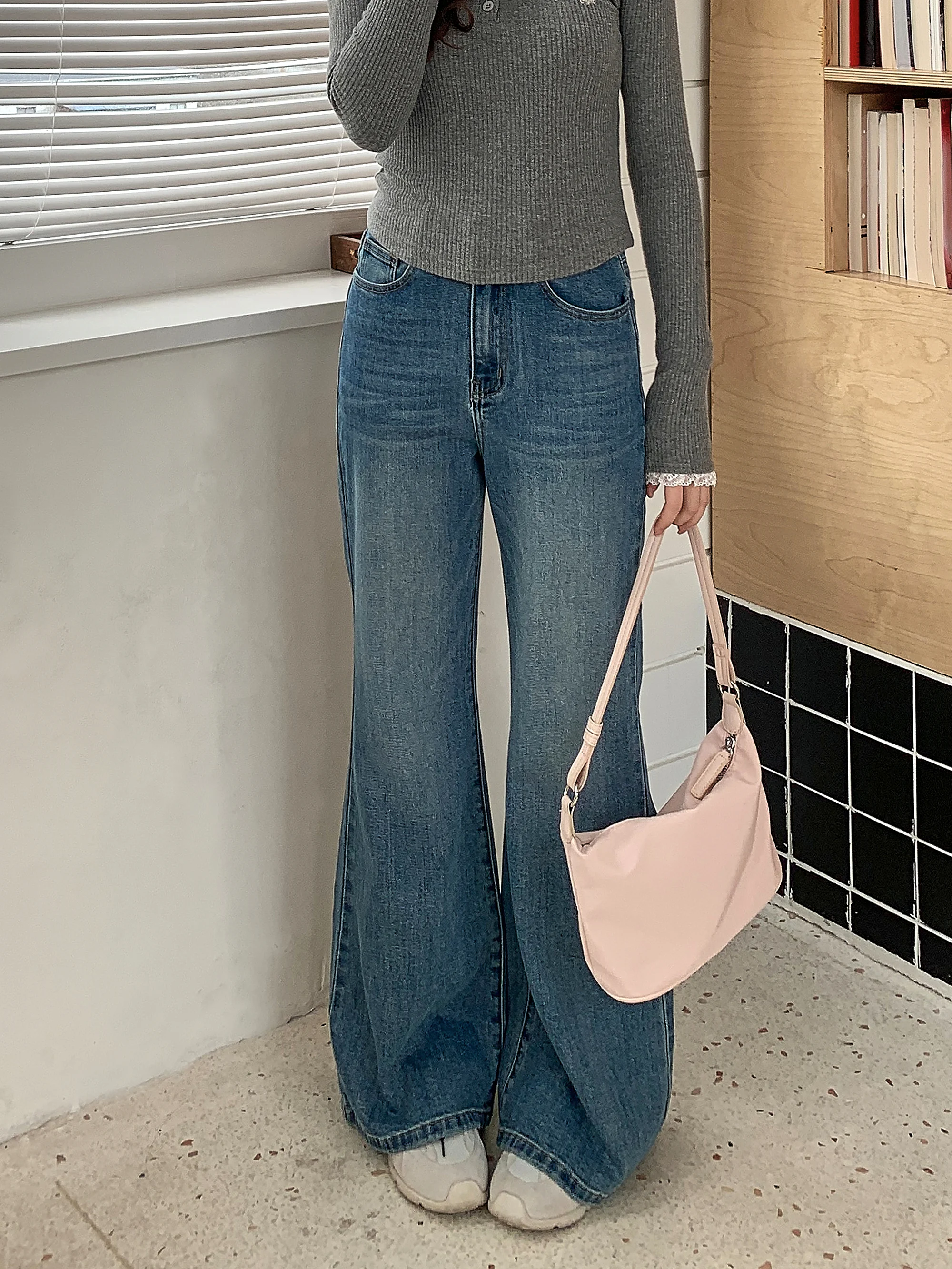 

Модные женские джинсы-клеш средней синей расцветки, универсальные, повседневные, из смесового хлопка, весенние, с высокой талией, на молнии, прямого кроя.